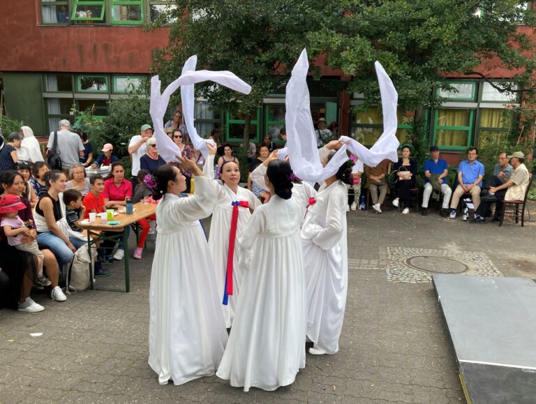 Arirang-Tanz der Gruppe Kaya - Koreanischer Krankenschwestern-Verein-2-min